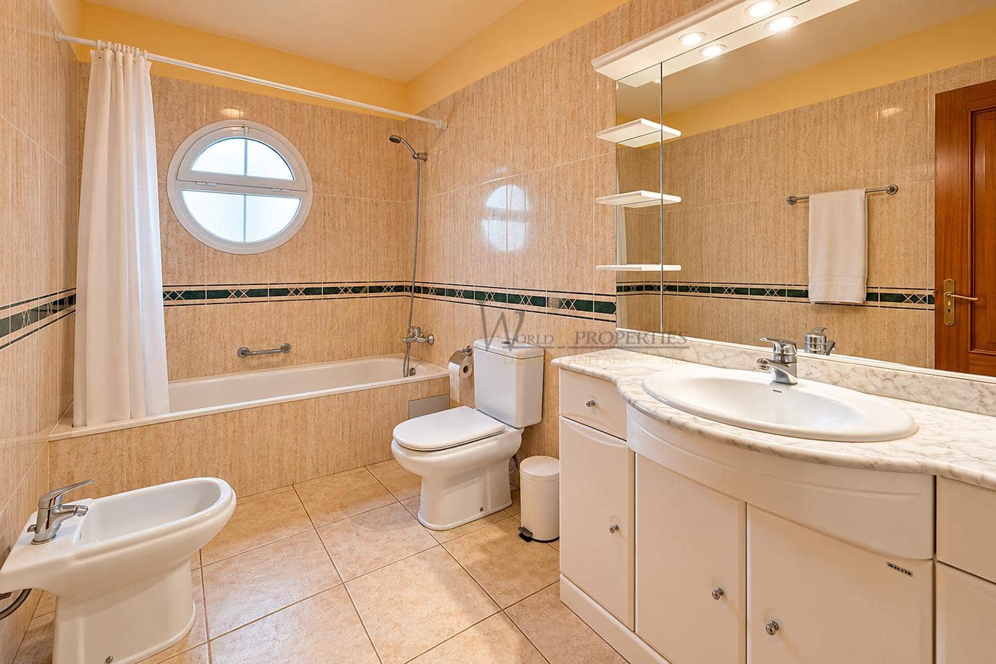 2 slaapkamer Flat te koop in Los Cristianos met zwembad - € 380.000 (Ref: 10057346)