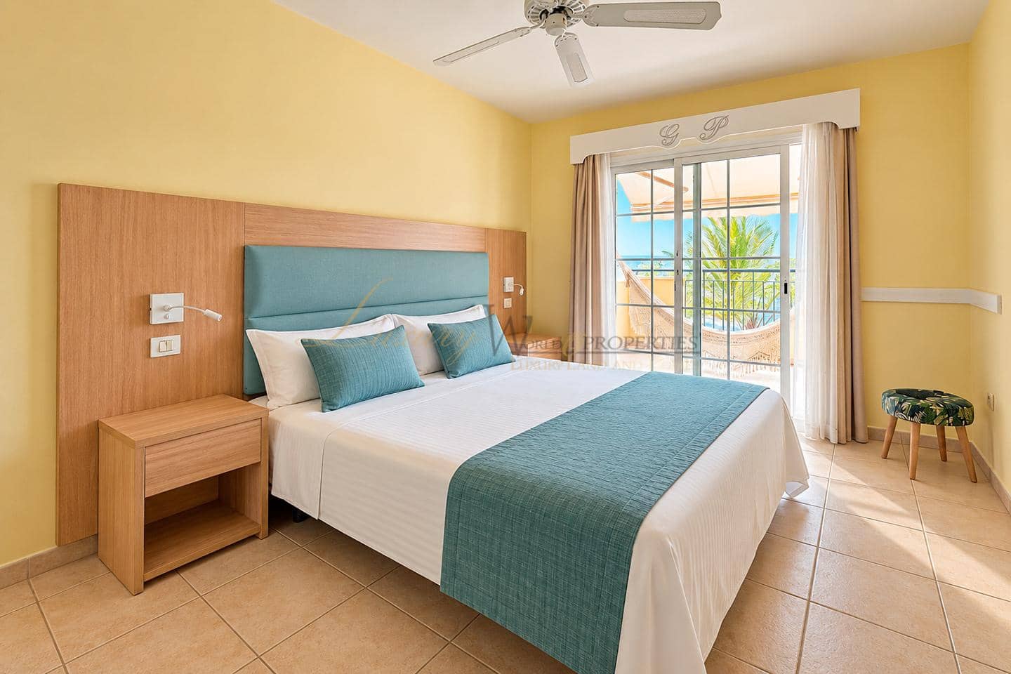 2 slaapkamer Flat te koop in Los Cristianos met zwembad - € 380.000 (Ref: 10057346)