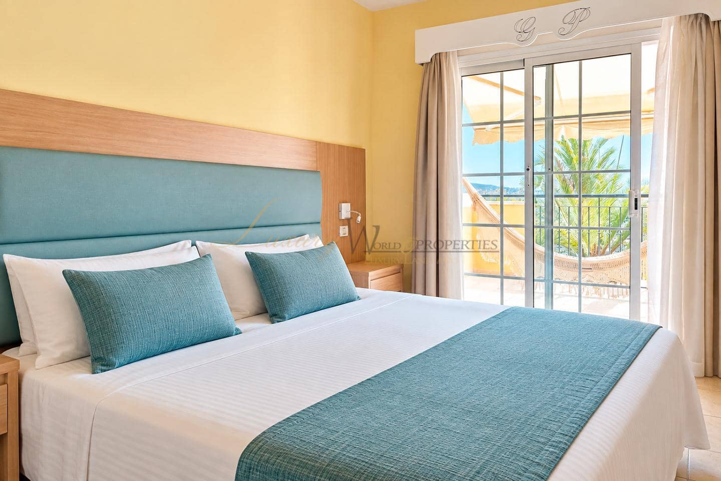 2 slaapkamer Flat te koop in Los Cristianos met zwembad - € 380.000 (Ref: 10057346)