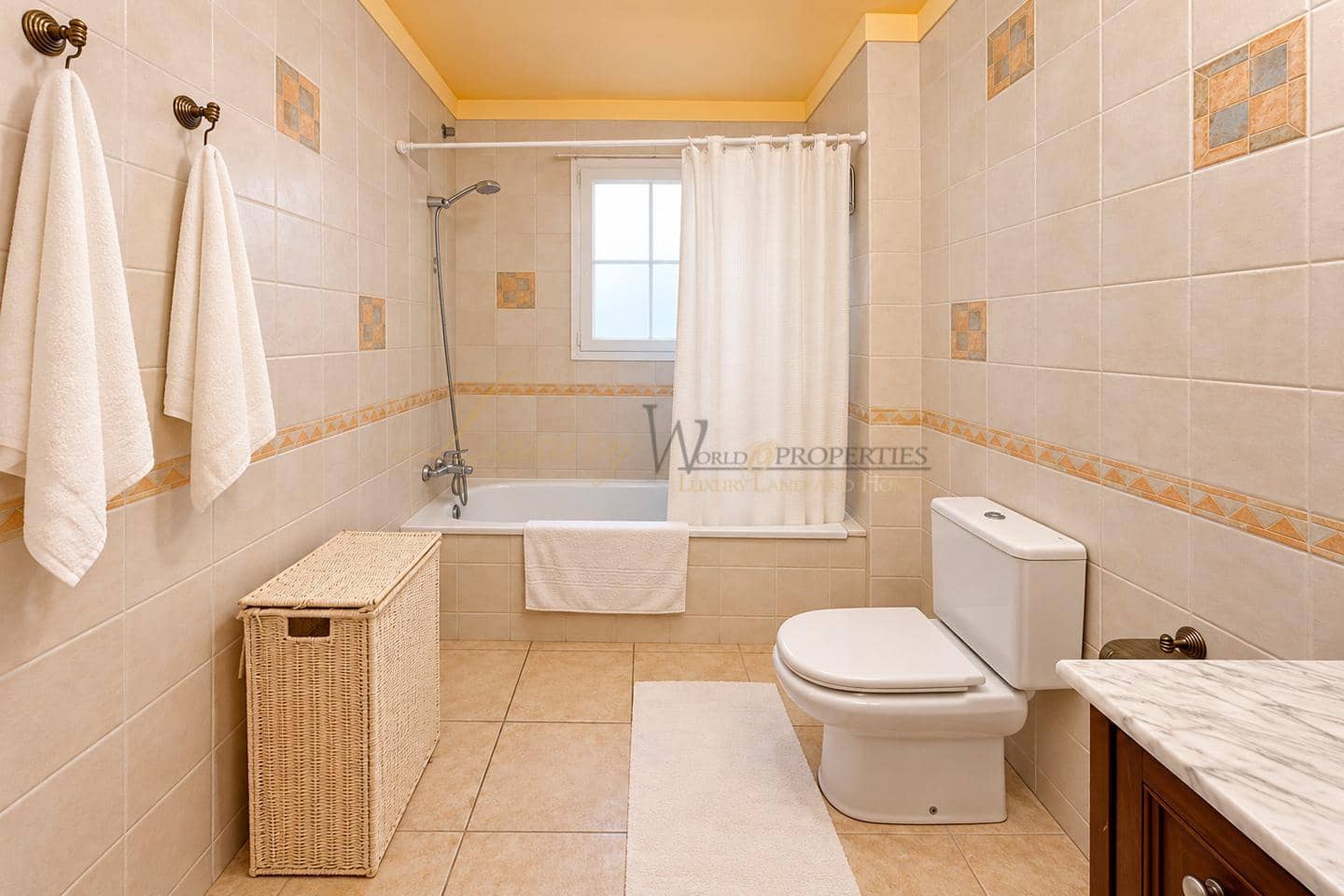 2 slaapkamer Flat te koop in Los Cristianos met zwembad - € 380.000 (Ref: 10057346)