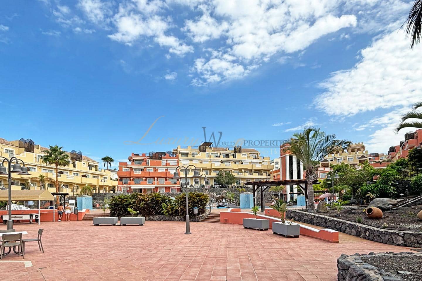 2 slaapkamer Flat te koop in Los Cristianos met zwembad - € 380.000 (Ref: 10057346)