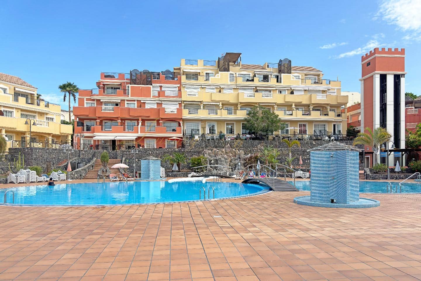 2 slaapkamer Flat te koop in Los Cristianos met zwembad - € 380.000 (Ref: 10057346)