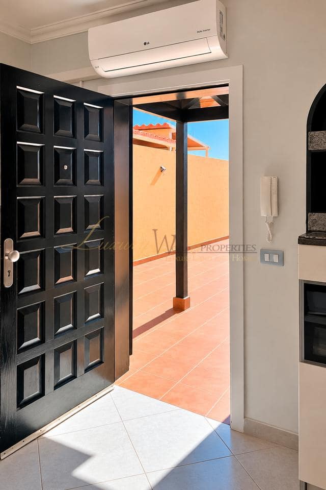 4 bedroom Villa for sale in Las Rosas (Las Galletas) with garage - € 439,000 (Ref: 10112116)