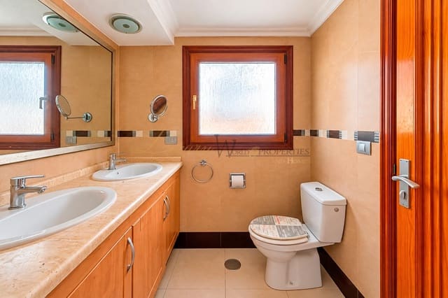 2 slaapkamer Flat te koop in Los Cristianos, Arona met zwembad - € 279.000 (Ref: 10130374)