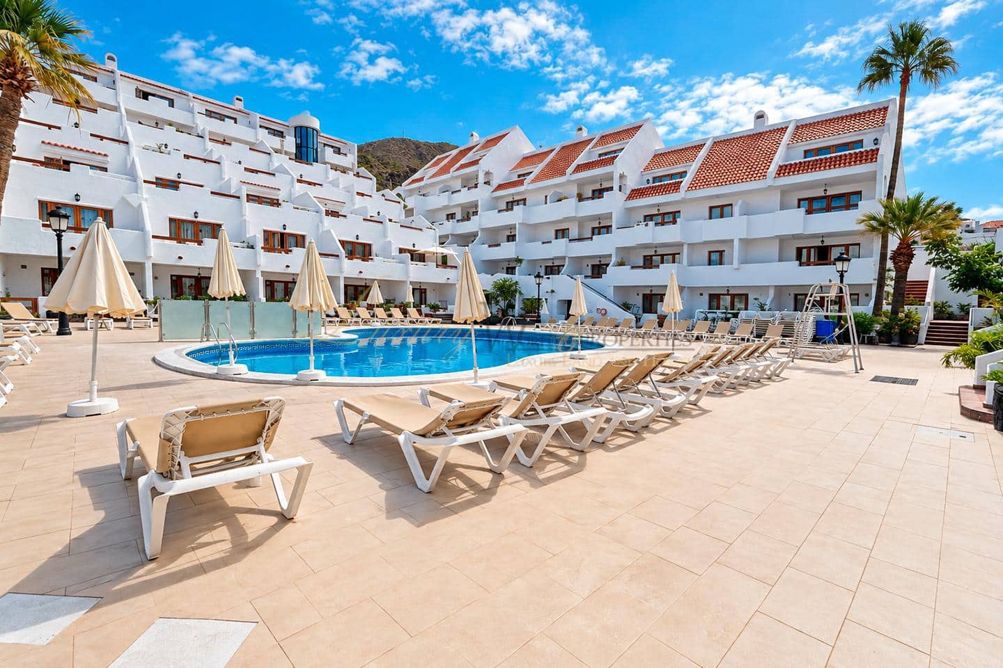 2 slaapkamer Flat te koop in Los Cristianos met zwembad - € 279.000 (Ref: 10130374)