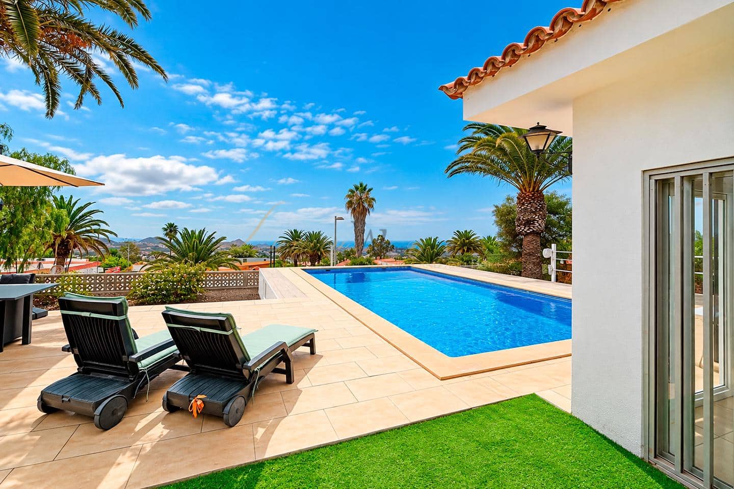 2 bedroom Villa for sale in Arona with pool garage - € 785,000 (Ref: 10138846)