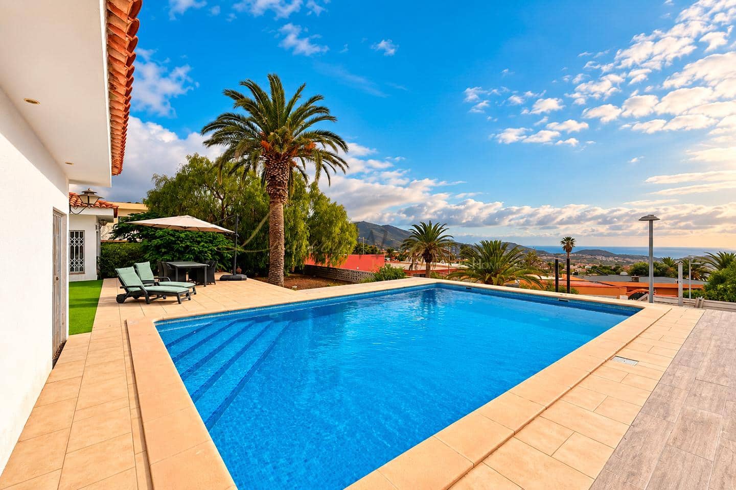 2 bedroom Villa for sale in Arona with pool garage - € 785,000 (Ref: 10138846)