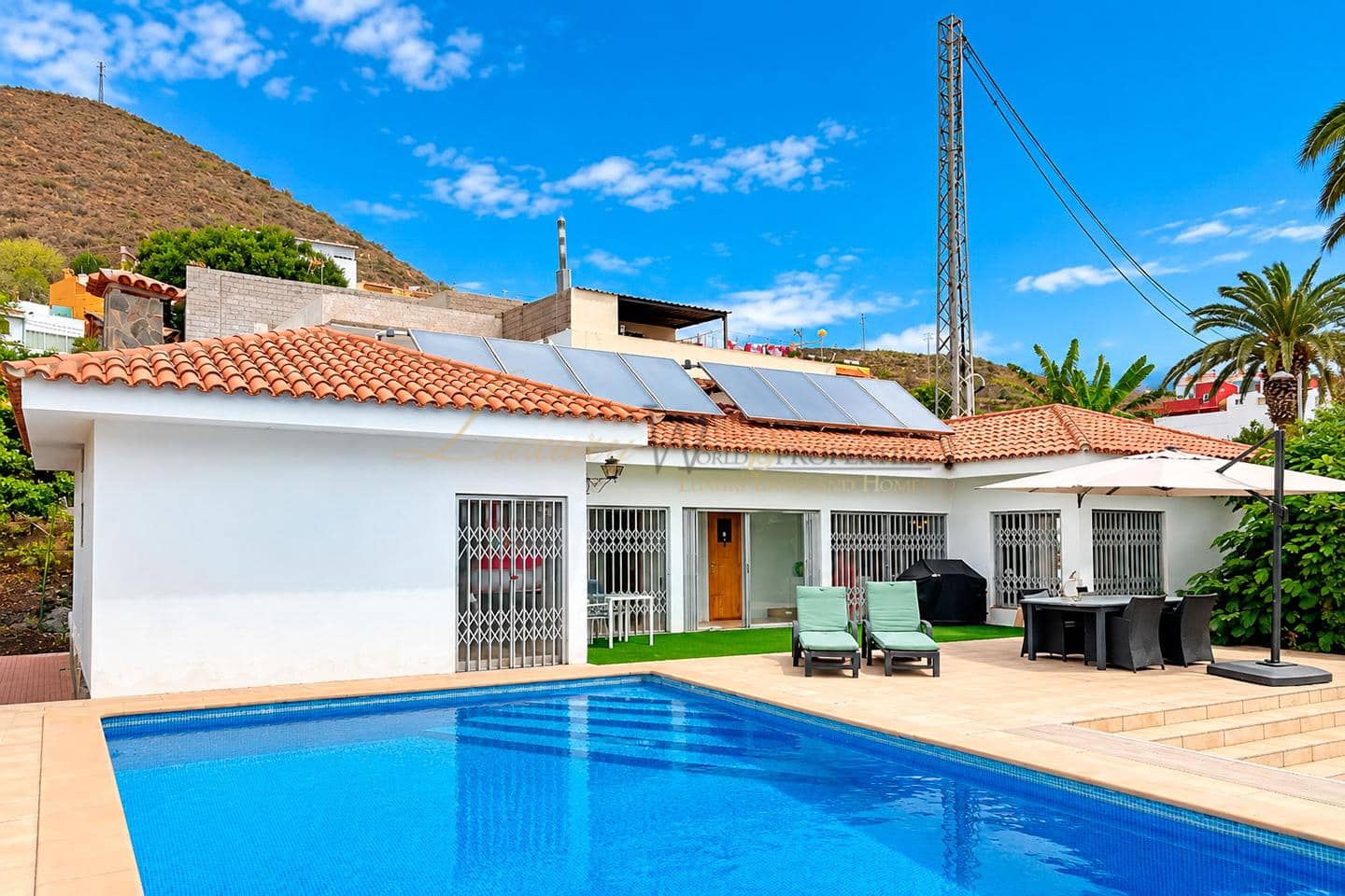 2 bedroom Villa for sale in Arona with pool garage - € 785,000 (Ref: 10138846)