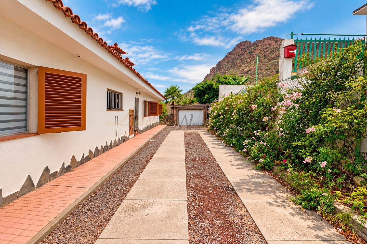 2 bedroom Villa for sale in Arona with pool garage - € 785,000 (Ref: 10138846)