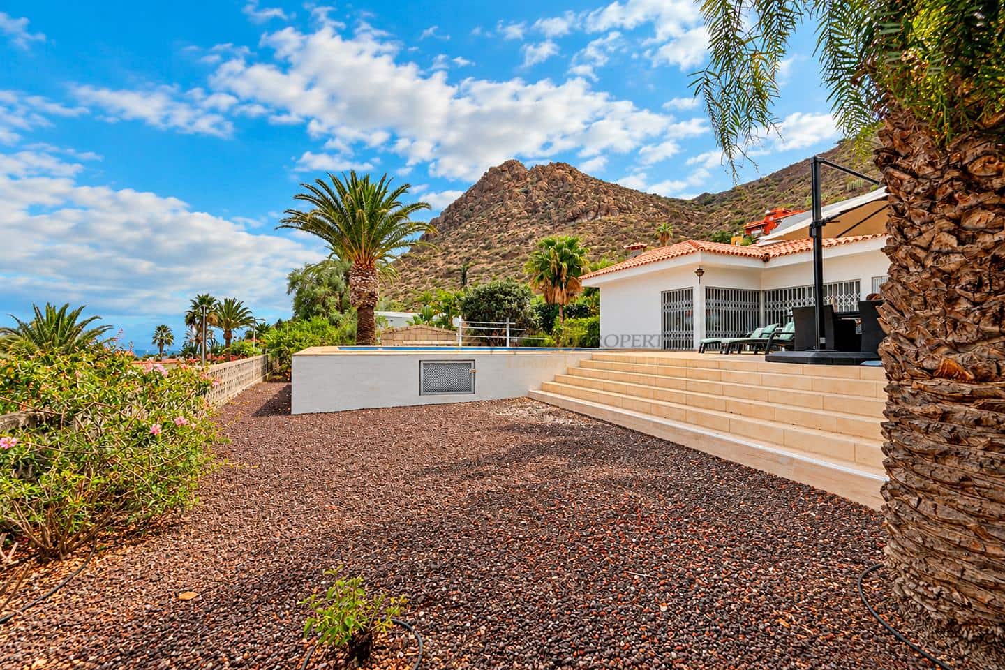 2 bedroom Villa for sale in Arona with pool garage - € 785,000 (Ref: 10138846)