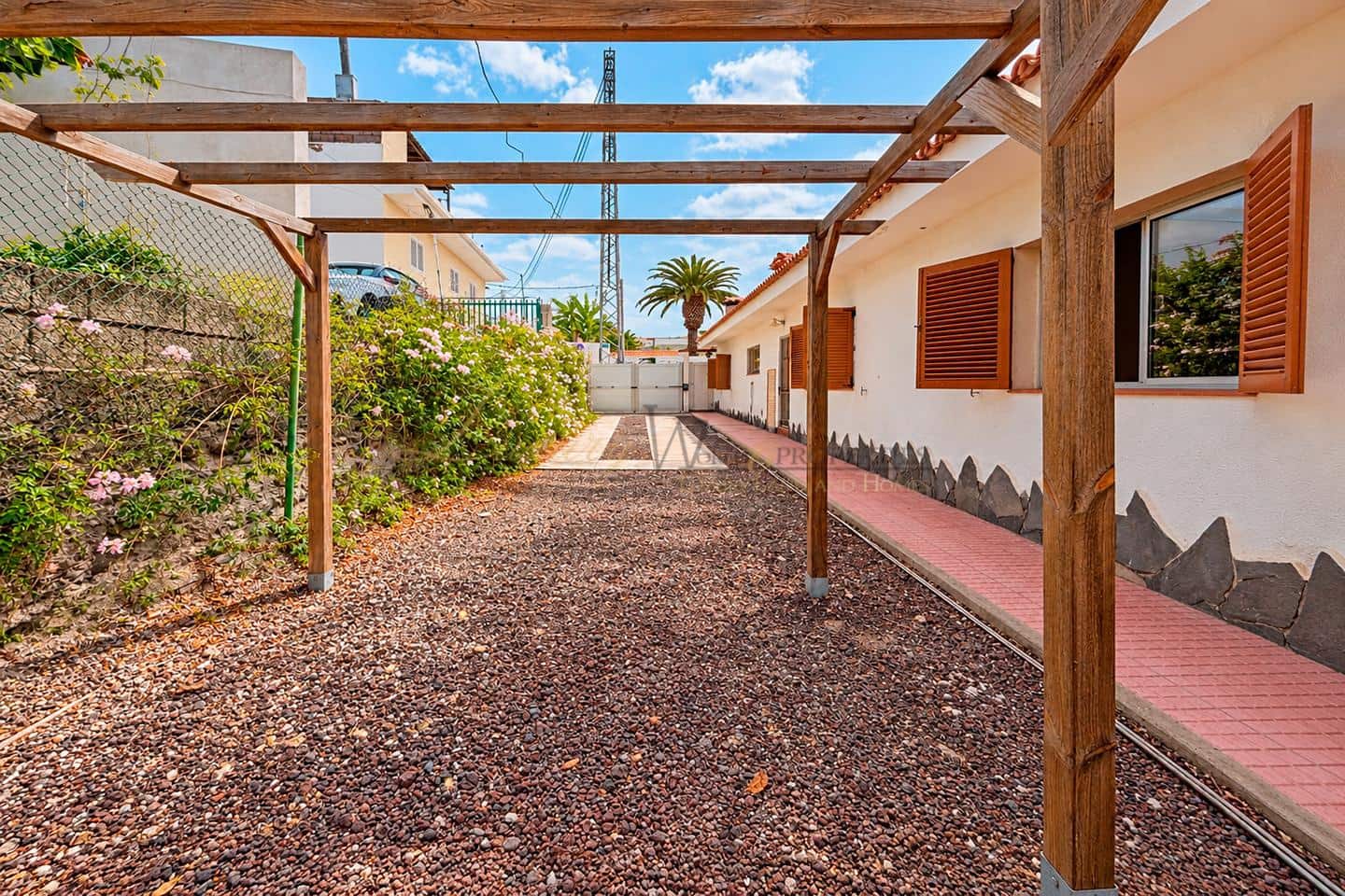 2 bedroom Villa for sale in Arona with pool garage - € 785,000 (Ref: 10138846)