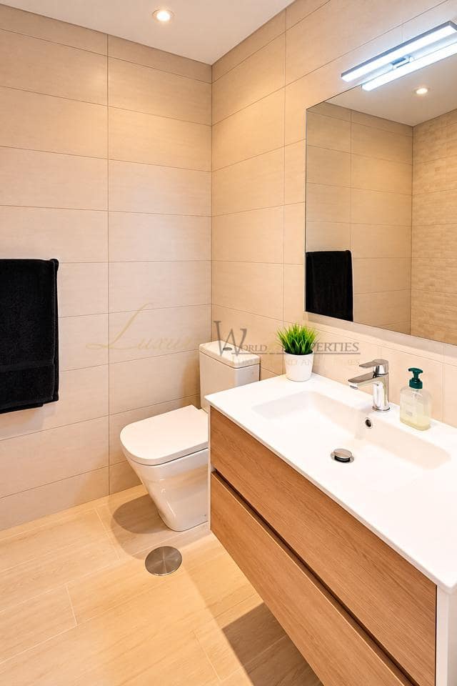 Flat for sale in Playa de las Americas with pool - € 289,000 (Ref: 10160621)