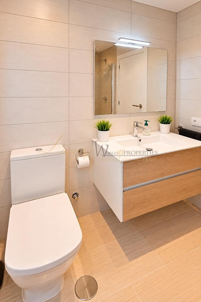 Flat for sale in Playa de las Americas with pool - € 289,000 (Ref: 10160621)