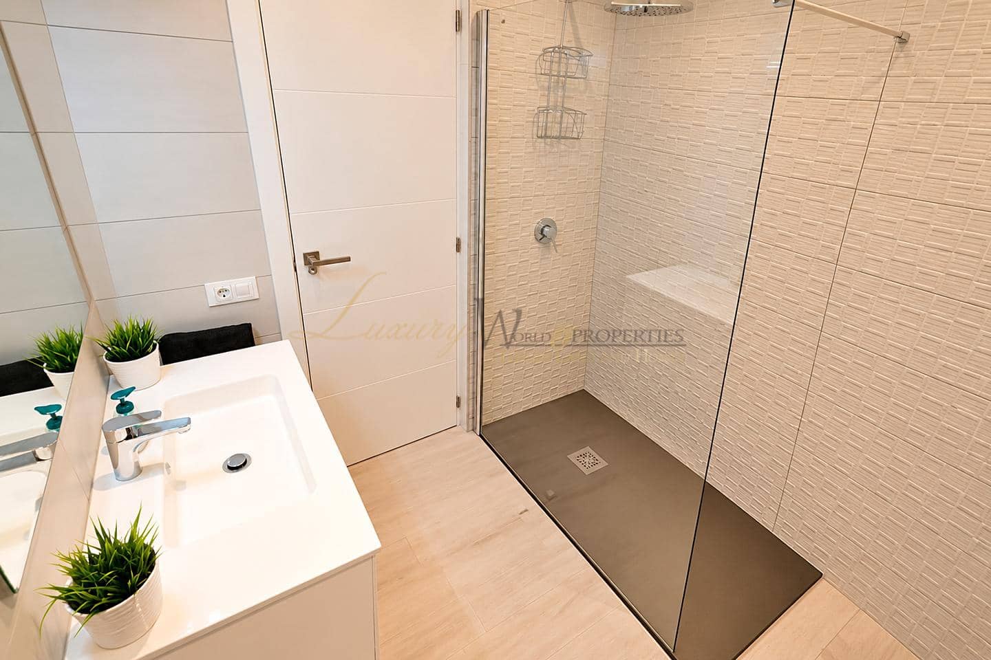 Flat for sale in Playa de las Americas with pool - € 289,000 (Ref: 10160621)
