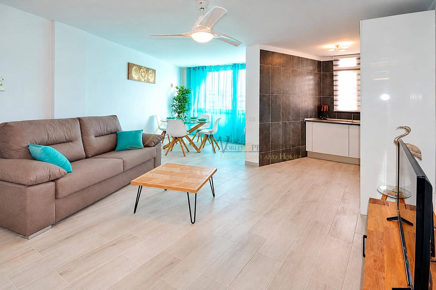 Flat for sale in Playa de las Americas with pool - € 289,000 (Ref: 10160621)