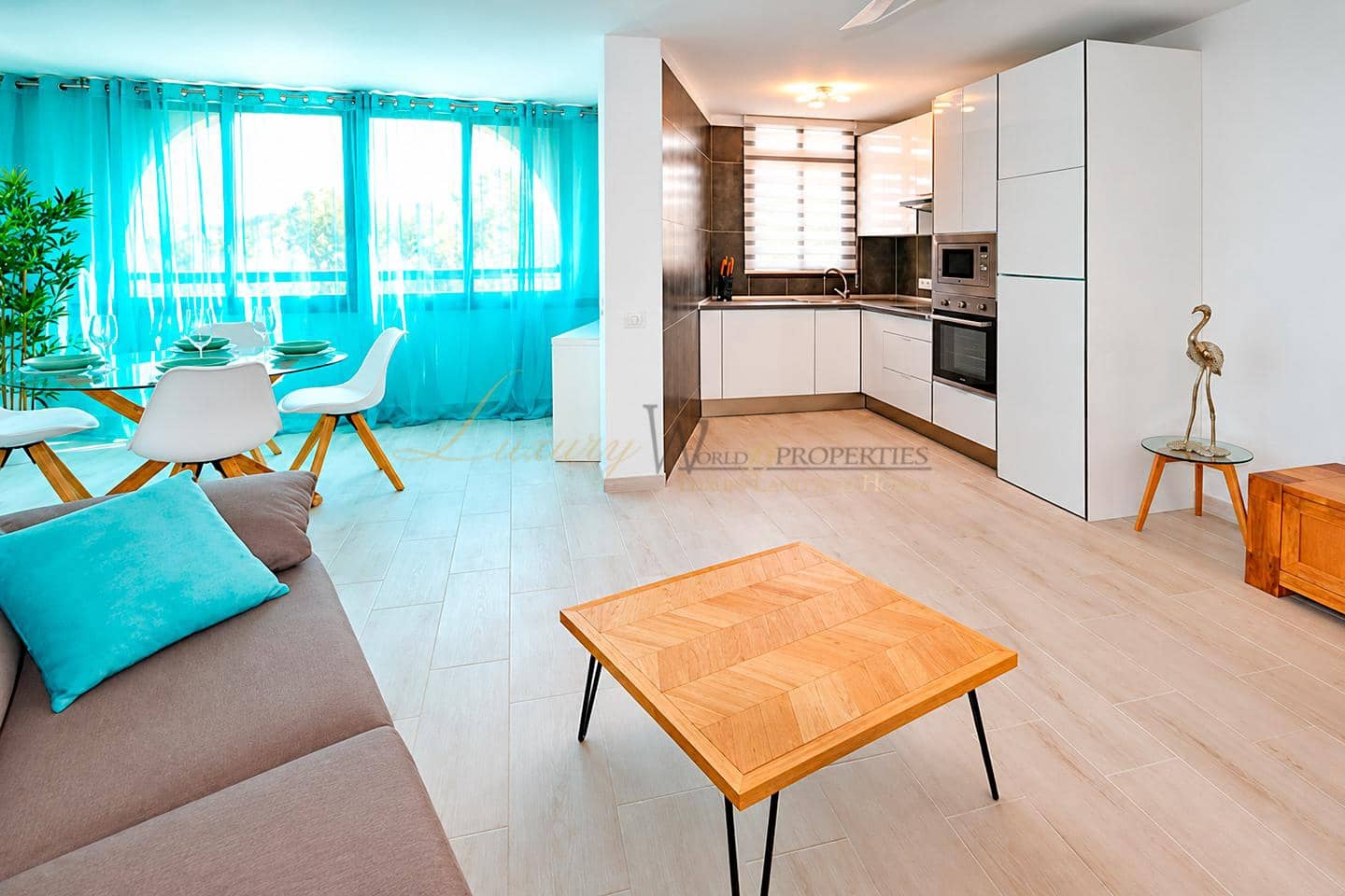 Flat for sale in Playa de las Americas with pool - € 289,000 (Ref: 10160621)