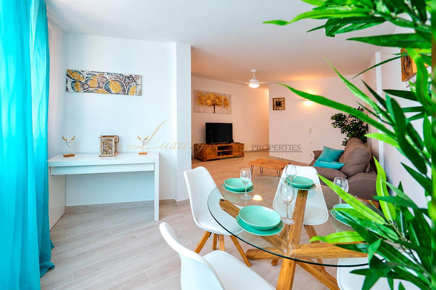 Flat for sale in Playa de las Americas with pool - € 289,000 (Ref: 10160621)
