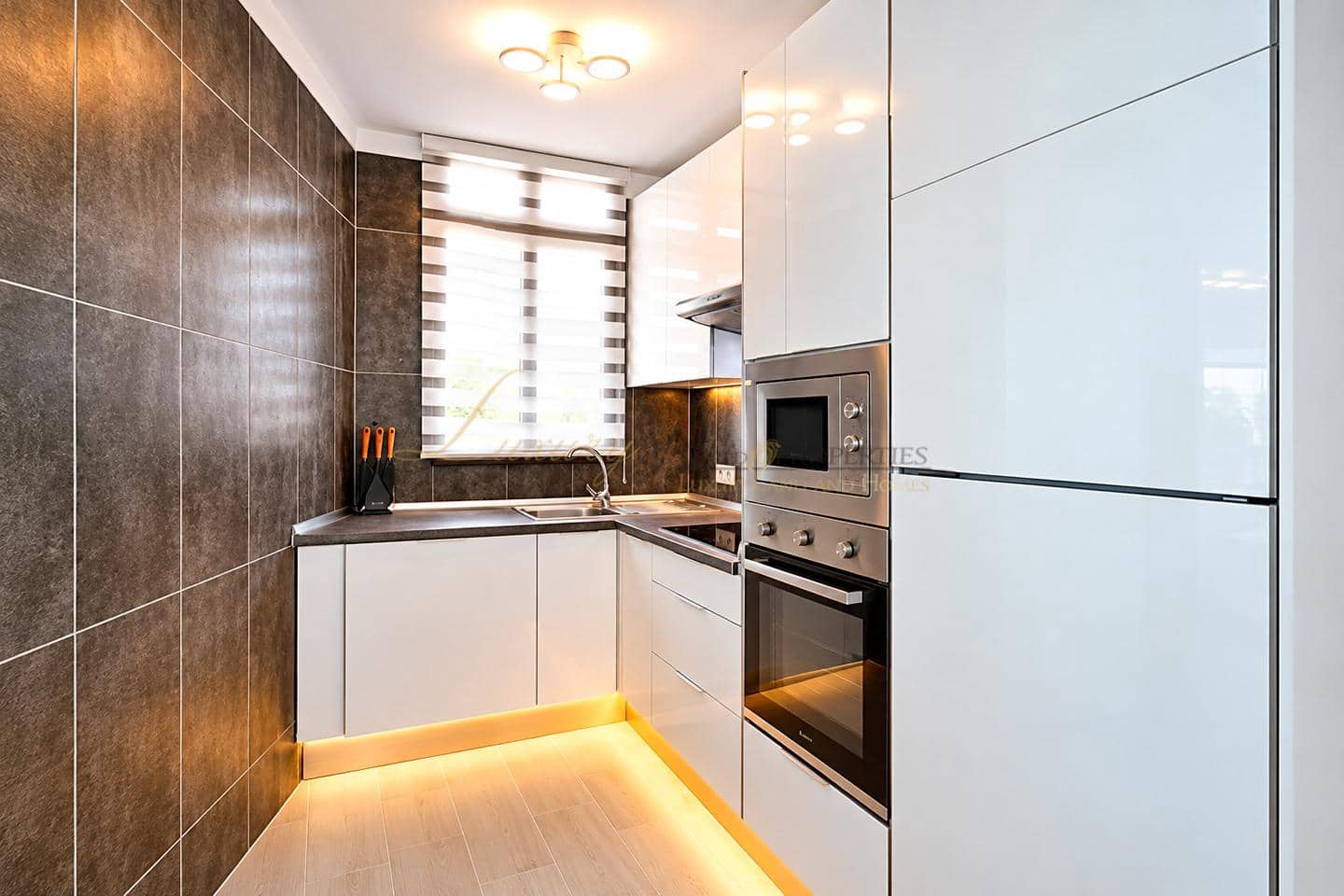 Flat for sale in Playa de las Americas with pool - € 289,000 (Ref: 10160621)