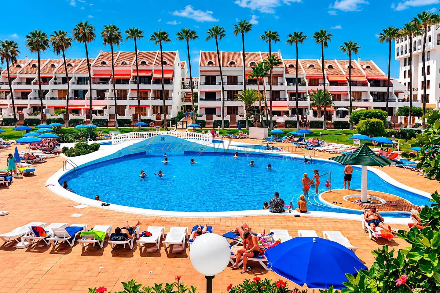 Flat for sale in Playa de las Americas with pool - € 289,000 (Ref: 10160621)