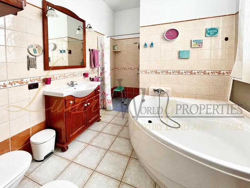 9 bedroom Villa for sale in Las Rosas (Las Galletas) with garage - € 1,365,000 (Ref: 7261110)