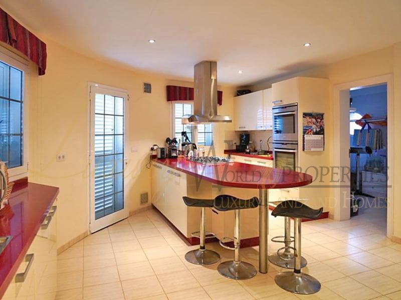 5 soverom Villa til salgs i Costa Adeje med svømmebasseng garasje - € 1 500 000 (Ref: 7267051)