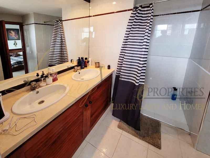 2 bedroom Flat for sale in Playa Paraiso with pool - € 450,000 (Ref: 7825713)