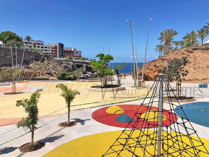 2 bedroom Flat for sale in Playa Paraiso with pool - € 450,000 (Ref: 7825713)