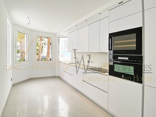 3 slaapkamer Villa te koop in Playa Fañabe, Adeje met zwembad - € 1.400.000 (Ref: 7877479)