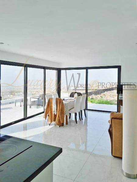 2 slaapkamer Villa te koop in Adeje met garage - € 790.000 (Ref: 8109830)