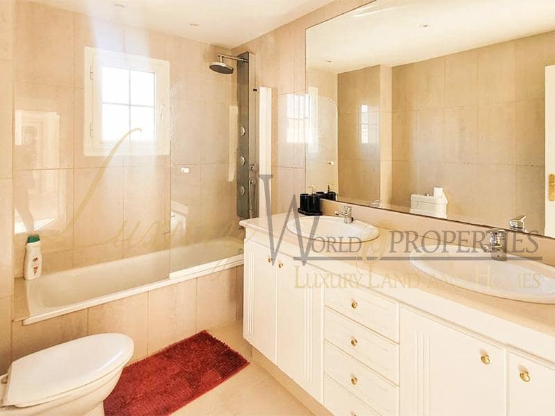 2 soverom Leilighet til salgs i Costa Adeje med svømmebasseng garasje - € 790 000 (Ref: 8218091)