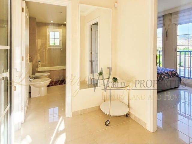 2 slaapkamer Flat te koop in Playa del Duque, Adeje met zwembad garage - € 790.000 (Ref: 8218091)