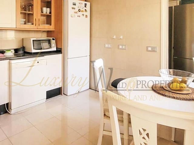 2 slaapkamer Flat te koop in Playa del Duque, Adeje met zwembad garage - € 790.000 (Ref: 8218091)