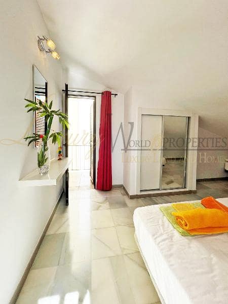 2 slaapkamer Flat te koop in Playa de las Americas met zwembad - € 550.000 (Ref: 8249411)