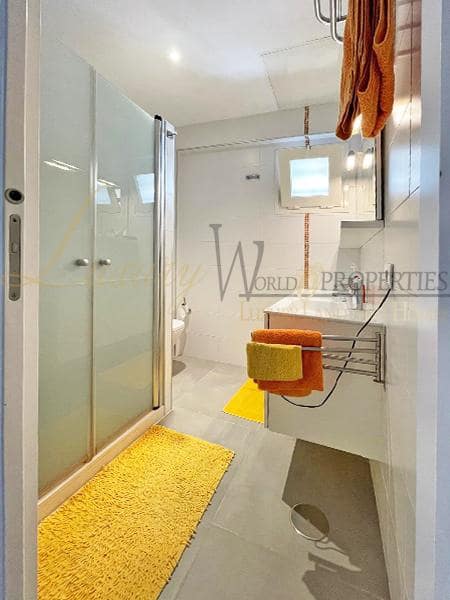 2 slaapkamer Flat te koop in Playa de las Americas met zwembad - € 550.000 (Ref: 8249411)