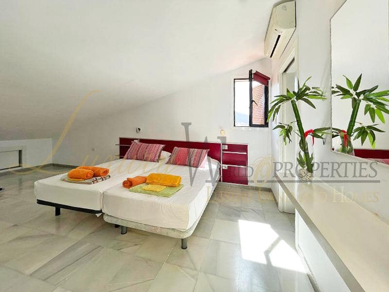 2 slaapkamer Flat te koop in Playa de las Americas met zwembad - € 550.000 (Ref: 8249411)