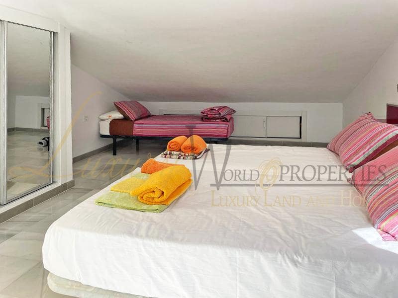 2 slaapkamer Flat te koop in Playa de las Americas met zwembad - € 550.000 (Ref: 8249411)