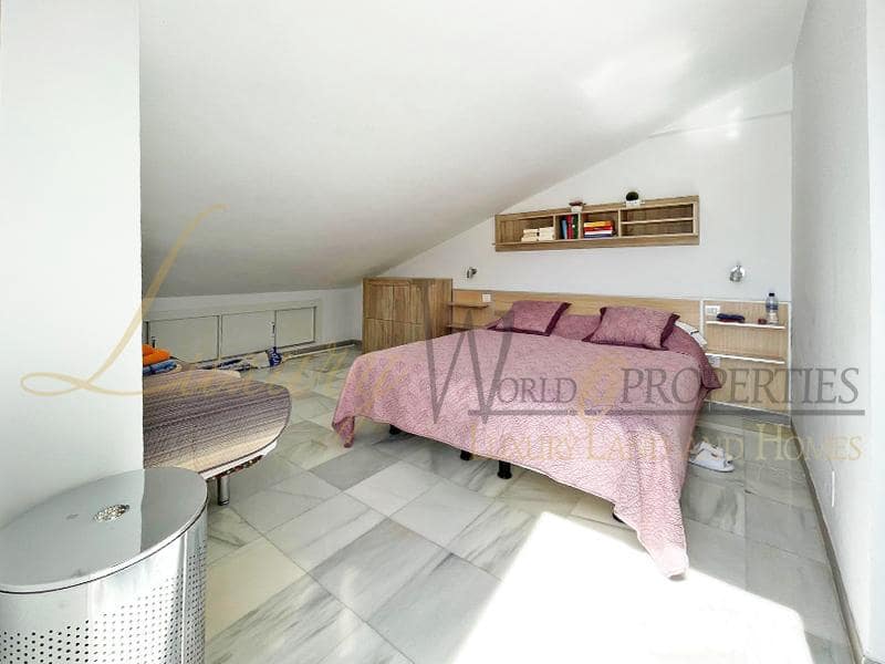 2 slaapkamer Flat te koop in Playa de las Americas met zwembad - € 550.000 (Ref: 8249411)