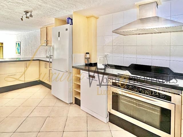 2 soveværelse Villa til salg i Playa de las Americas, Arona med swimmingpool - € 795.000 (Ref: 8288462)