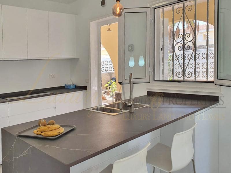 4 soveværelse Villa til salg i Palm-Mar med swimmingpool garage - € 950.000 (Ref: 8396116)