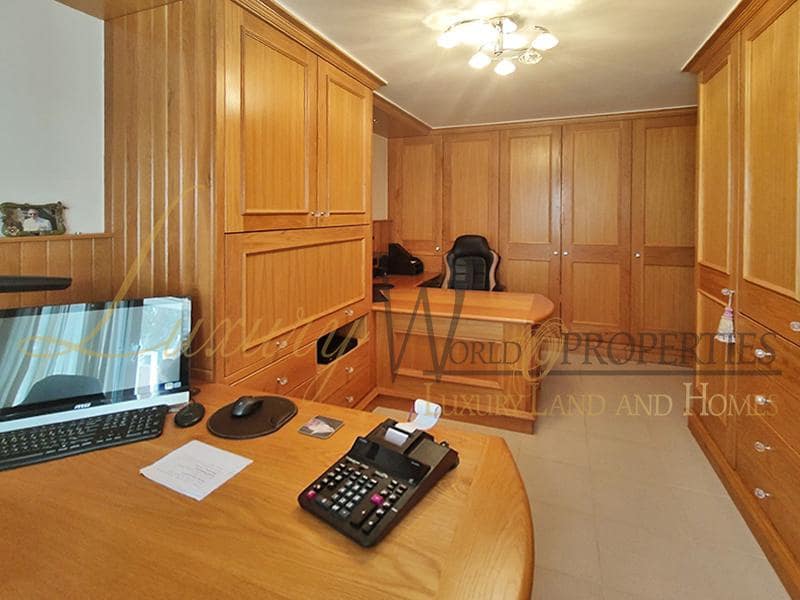 7 chambre Villa/Maison à vendre à Arona avec piscine garage - 900 000 € (Ref: 8404100)