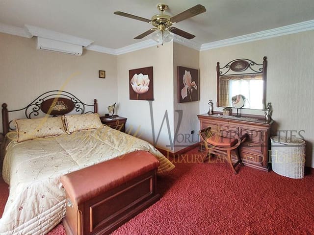 7 chambre Villa/Maison à vendre à Arona avec piscine garage - 900 000 € (Ref: 8404100)