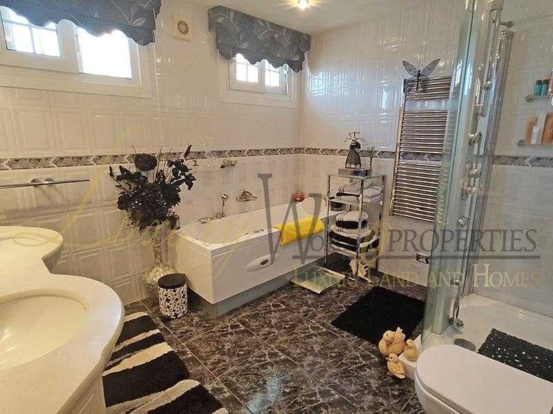 7 chambre Villa/Maison à vendre à Arona avec piscine garage - 900 000 € (Ref: 8404100)