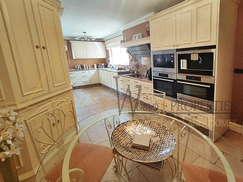 7 chambre Villa/Maison à vendre à Arona avec piscine garage - 900 000 € (Ref: 8404100)