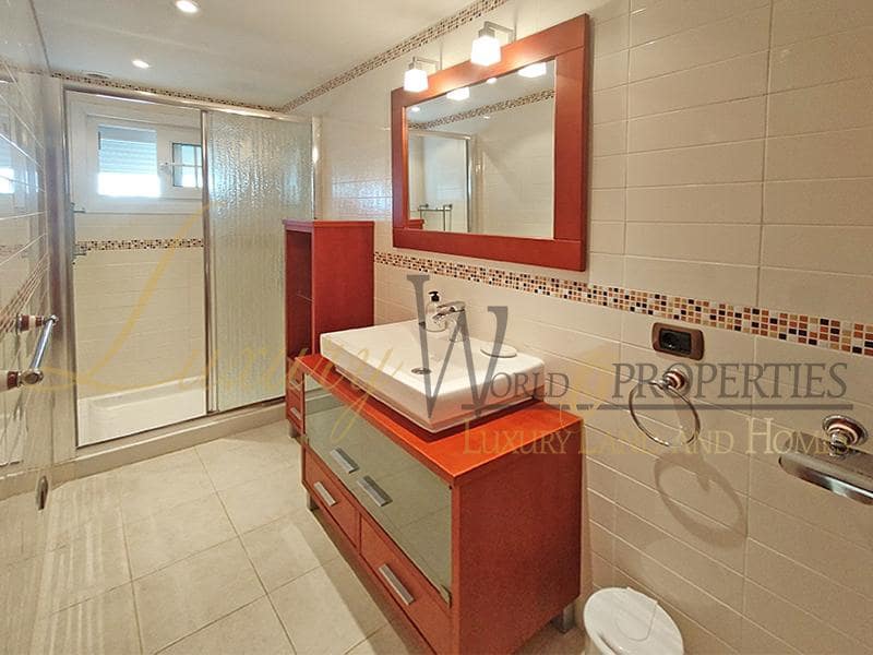 7 chambre Villa/Maison à vendre à Arona avec piscine garage - 900 000 € (Ref: 8404100)