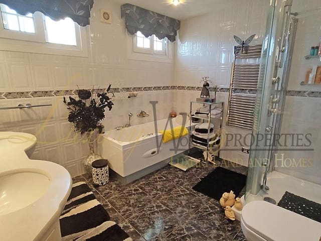 7 chambre Villa/Maison à vendre à Arona avec piscine garage - 900 000 € (Ref: 8404100)