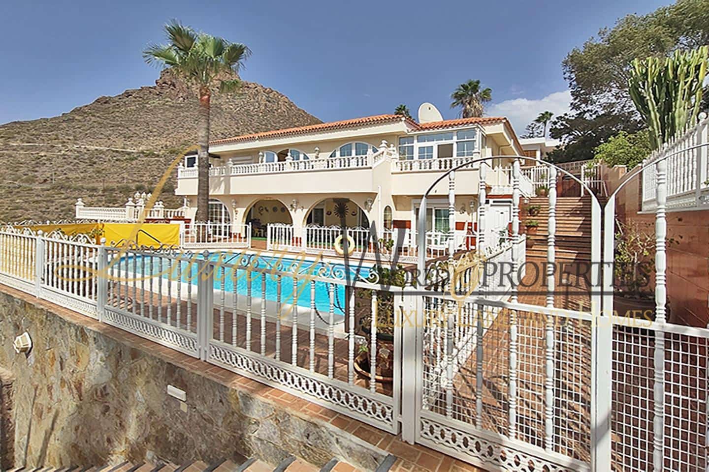 7 chambre Villa/Maison à vendre à Arona avec piscine garage - 900 000 € (Ref: 8404100)