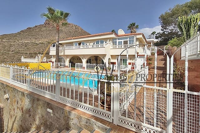 7 chambre Villa/Maison à vendre à Arona avec piscine garage - 900 000 € (Ref: 8404100)