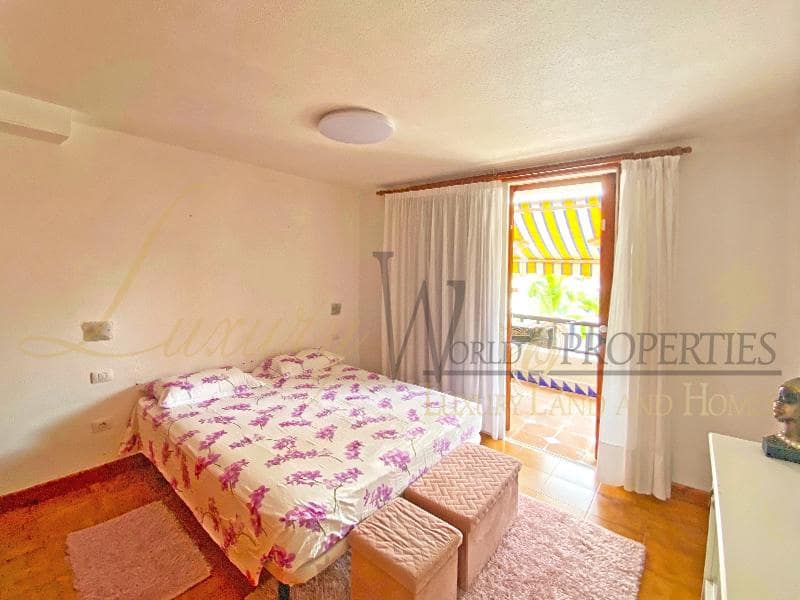 2 slaapkamer Flat te koop in Playa de las Americas met zwembad - € 790.000 (Ref: 8533061)