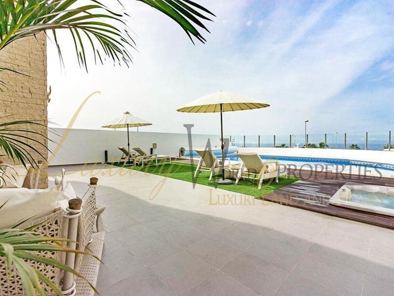 3 soverom Villa til salgs i Costa Adeje med svømmebasseng garasje - € 1 700 000 (Ref: 8771037)