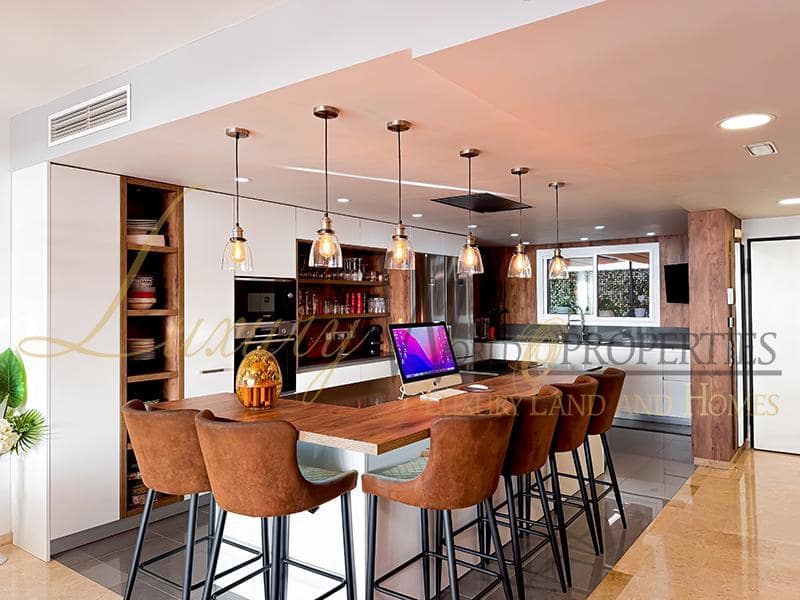 4 soverom Villa til salgs i Puerto Santiago med svømmebasseng garasje - € 995 000 (Ref: 8771038)